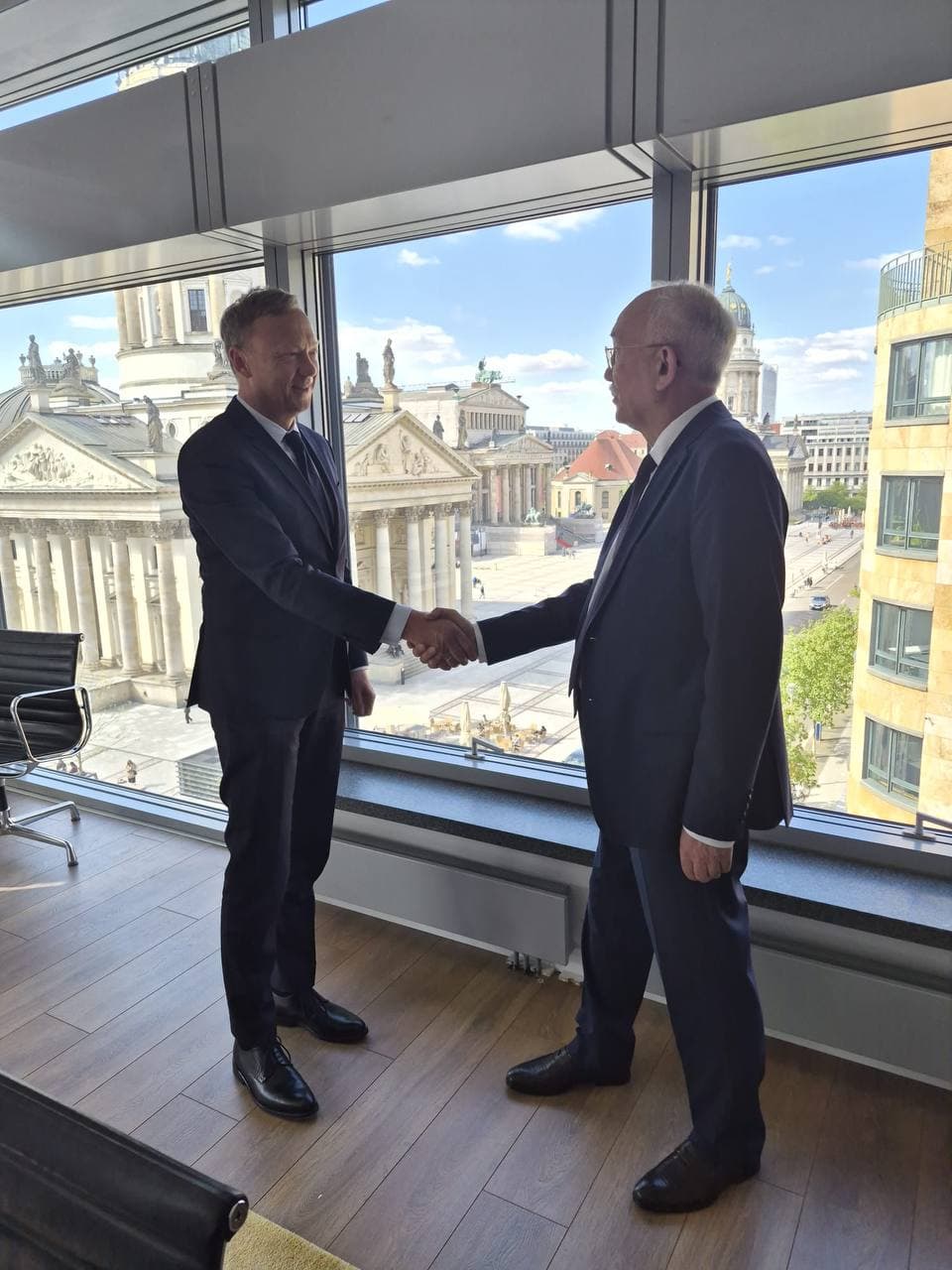 Agreement signing — photo 01